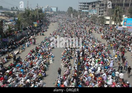 Dhaka, Bangladesch. 26. Januar 2014. Pendler sind zwischen zwei Zügen gesehen, da sie das letzte Gebet für Bishwa Ijtema am Stadtrand von Dhaka, Bangladesh, 26. Januar 2014 teilnehmen. Spalten der Tausende von Gläubigen aus dem in- und Ausland waren zu sehen streaming zu sammeln-Website an den Ufern des Flusses Turag in Tongi am Stadtrand von Bangladesch Hauptstadt Dhaka für Bishwa Ijtema oder Welt muslimischen Gemeinde. Bildnachweis: Shariful Islam/Xinhua/Alamy Live-Nachrichten Stockfoto