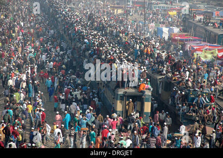 Dhaka, Bangladesch. 26. Januar 2014. Muslime besuchen das letzte Gebet für Bishwa Ijtema am Stadtrand von Dhaka, Bangladesh, 26. Januar 2014. Spalten der Tausende von Gläubigen aus dem in- und Ausland waren zu sehen streaming zu sammeln-Website an den Ufern des Flusses Turag in Tongi am Stadtrand von Bangladesch Hauptstadt Dhaka für Bishwa Ijtema oder Welt muslimischen Gemeinde. Bildnachweis: Shariful Islam/Xinhua/Alamy Live-Nachrichten Stockfoto