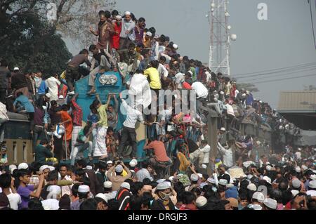 Dhaka, Bangladesch. 26. Januar 2014. Pendler fahren auf dem Dach eines Zuges, wie sie das letzte Gebet für Bishwa Ijtema am Stadtrand von Dhaka, Bangladesh, 26. Januar 2014 teilnehmen. Spalten der Tausende von Gläubigen aus dem in- und Ausland waren zu sehen streaming zu sammeln-Website an den Ufern des Flusses Turag in Tongi am Stadtrand von Bangladesch Hauptstadt Dhaka für Bishwa Ijtema oder Welt muslimischen Gemeinde. Bildnachweis: Shariful Islam/Xinhua/Alamy Live-Nachrichten Stockfoto