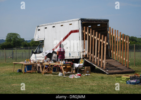 Marktstand mit Pferdeanhänger in Cheddar Bootsale, Vereinigtes Königreich Stockfoto