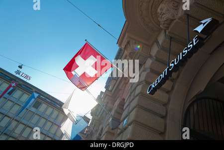 Firmensitz der Schweiz die beiden größten Banken UBS (Hintergrund) und der Credit Suisse in Zürich, Paradeplatz. Stockfoto