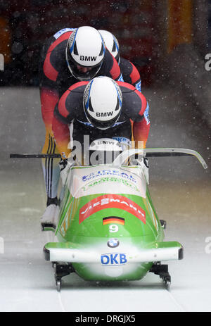 Königssee, Deutschland. 26. Januar 2014. Die deutschen Bobber, Thomas Florschuetz, Joshua Bluhm, Jannis Baecker, Christian Poser für die Vierer-Bob bei der Bob-Weltmeisterschaft in Königssee, Deutschland, 26. Januar 2014 beginnen. Foto: Tobias Hase/Dpa/Alamy Live News Stockfoto