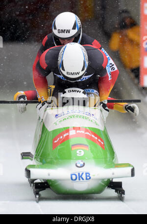 Königssee, Deutschland. 26. Januar 2014. Die deutschen Bobber, Thomas Florschuetz, Joshua Bluhm, Jannis Baecker, Christian Poser für die Vierer-Bob bei der Bob-Weltmeisterschaft in Königssee, Deutschland, 26. Januar 2014 beginnen. Foto: Tobias Hase/Dpa/Alamy Live News Stockfoto