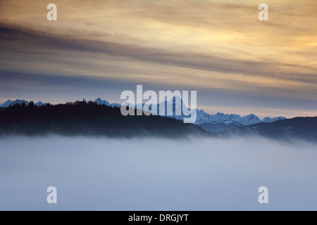 Sonnenuntergang in den Blue Mountains, im Tal, unterhalb der dichte Nebel Stockfoto