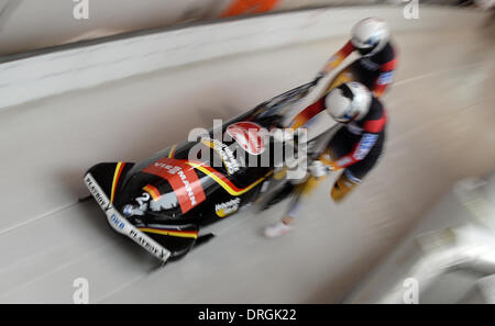 Königssee, Deutschland. 26. Januar 2014. Die deutschen Bobber Sandra Kiriasis und Franziska Fritz beginnen für die zwei-Frau-Bob während der Bob-Weltmeisterschaft in Königssee, Deutschland, 26. Januar 2014. Foto: Tobias Hase/Dpa/Alamy Live News Stockfoto