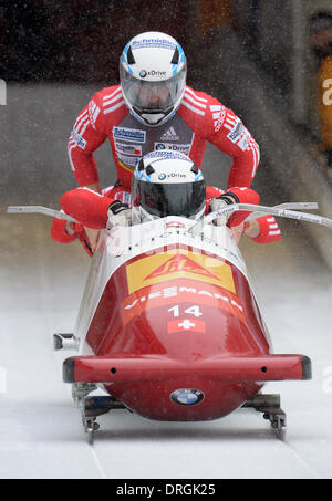 Königssee, Deutschland. 26. Januar 2014. Die Schweizer Bobber Beat Hefti, Alex Baumann, Jürg Egger und Thomas Amrhein für die Vierer-Bob während der Bob-Weltmeisterschaft in Königssee, Deutschland, 26. Januar 2014 beginnen. Foto: Tobias Hase/Dpa/Alamy Live News Stockfoto