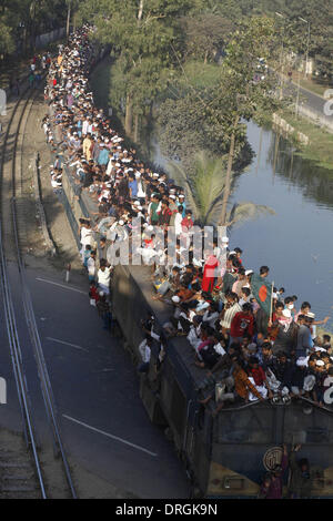 Dhaka, Bangladesch. 26. Januar 2014. Bangladeshi muslimischen Gläubigen an Bord ein Zuges nach der Teilnahme an der Akheri Munajat Abschluss Gebete am dritten Tag der Biswa Ijtema, die zweitgrößte muslimische Gemeinde nach der Hadsch in Tongi mit mehr als 2 Millionen Muslime. Die Biswa Ijtema der weltweit zweitgrößte religiöse Versammlung der Muslime mit dem Gebet des Akheri Munajat am Ufer des Flusses Turag abgeschlos- Die Veranstaltung konzentriert sich auf Gebete und Meditation und erlaubt keine politische Diskussion.  Tausende von Muslimen trat das Gebet an die Biswa Ijtema Gelände und Umgebung. Stockfoto