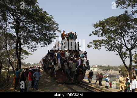 Dhaka, Bangladesch. 26. Januar 2014. Bangladeshi muslimischen Gläubigen an Bord ein Zuges nach der Teilnahme an der Akheri Munajat Abschluss Gebete am dritten Tag der Biswa Ijtema, die zweitgrößte muslimische Gemeinde nach der Hadsch in Tongi mit mehr als 2 Millionen Muslime. Die Biswa Ijtema der weltweit zweitgrößte religiöse Versammlung der Muslime mit dem Gebet des Akheri Munajat am Ufer des Flusses Turag abgeschlos- Die Veranstaltung konzentriert sich auf Gebete und Meditation und erlaubt keine politische Diskussion.  Tausende von Muslimen trat das Gebet an die Biswa Ijtema Gelände und Umgebung. Stockfoto