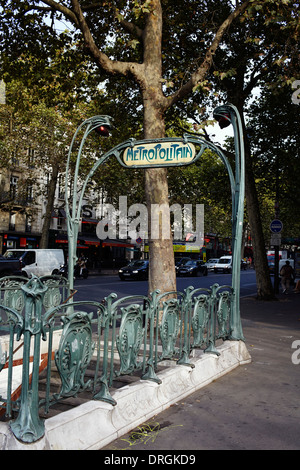 Jugendstil Metro u-Bahn Eingang der Station in Paris Stockfoto