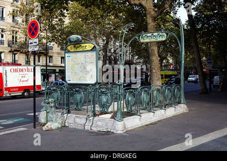 Jugendstil Metro u-Bahn Eingang der Station in Paris Stockfoto