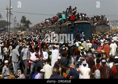 Dhaka, Bangladesch. 26. Januar 2014. Bangladeshi muslimischen Gläubigen an Bord ein Zuges nach der Teilnahme an der Akheri Munajat Abschluss Gebete am dritten Tag der Biswa Ijtema, die zweitgrößte muslimische Gemeinde nach der Hadsch in Tongi mit mehr als 2 Millionen Muslime. Die Biswa Ijtema der weltweit zweitgrößte religiöse Versammlung der Muslime mit dem Gebet des Akheri Munajat am Ufer des Flusses Turag abgeschlos- Die Veranstaltung konzentriert sich auf Gebete und Meditation und erlaubt keine politische Diskussion.  Tausende von Muslimen trat das Gebet an die Biswa Ijtema Gelände und Umgebung. Stockfoto