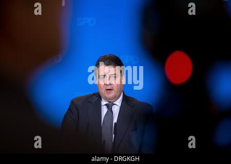 Berlin, Deutschland. 25. Januar 2014. Nach der SPD Partei Manager Meeting, Sigmar Gabriel (SPD-Chef) und Martin Schulz (Präsident des Europäischen Parlaments) geben Presseerklärung auf '' delegiert SPD Europa Konferenz '' und die '' außergewöhnlichen nationalen Parteitag der SPD '' (, die realisiert werden am nächsten Tag) bei SPD Hauptsitz in Berlin. / Bild: Sigmar Gabriel (SPD), SPD-Partei-Chef und Bundesminister für Wirtschaft und Energie, während die Presseerklärung in Berlin am 25. Januar 2014. Bildnachweis: Reynaldo Paganelli/NurPhoto/ZUMAPRESS.com/Alamy Live-Nachrichten Stockfoto