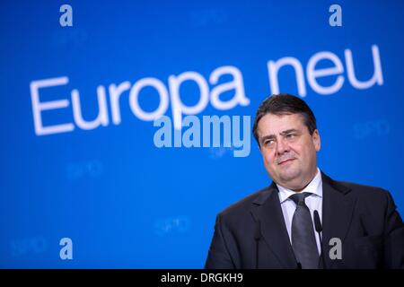 Berlin, Deutschland. 25. Januar 2014. Nach der SPD Partei Manager Meeting, Sigmar Gabriel (SPD-Chef) und Martin Schulz (Präsident des Europäischen Parlaments) geben Presseerklärung auf '' delegiert SPD Europa Konferenz '' und die '' außergewöhnlichen nationalen Parteitag der SPD '' (, die realisiert werden am nächsten Tag) bei SPD Hauptsitz in Berlin. / Bild: Sigmar Gabriel (SPD), SPD-Partei-Chef und Bundesminister für Wirtschaft und Energie, während die Presseerklärung in Berlin am 25. Januar 2014. Bildnachweis: Reynaldo Paganelli/NurPhoto/ZUMAPRESS.com/Alamy Live-Nachrichten Stockfoto