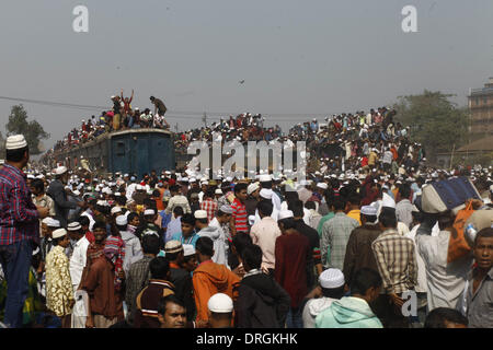 Dhaka, Bangladesch. 26. Januar 2014. Bangladeshi muslimischen Gläubigen an Bord ein Zuges nach der Teilnahme an der Akheri Munajat Abschluss Gebete am dritten Tag der Biswa Ijtema, die zweitgrößte muslimische Gemeinde nach der Hadsch in Tongi mit mehr als 2 Millionen Muslime. Die Biswa Ijtema der weltweit zweitgrößte religiöse Versammlung der Muslime mit dem Gebet des Akheri Munajat am Ufer des Flusses Turag abgeschlos- Die Veranstaltung konzentriert sich auf Gebete und Meditation und erlaubt keine politische Diskussion.  Tausende von Muslimen trat das Gebet an die Biswa Ijtema Gelände und Umgebung. Stockfoto