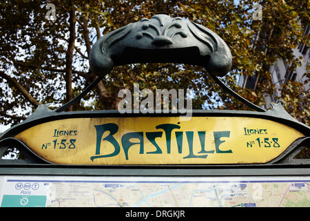 Jugendstil Metro u-Bahn Eingang der Station in Paris Stockfoto