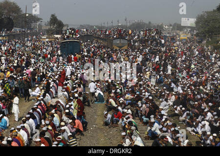 Dhaka, Bangladesch. 26. Januar 2014. Bangladeshi muslimischen Gläubigen besuchen die Akheri Munajat Abschluss Gebete am dritten Tag der Biswa Ijtema, die zweitgrößte muslimische Gemeinde nach der Hadsch in Tongi mit mehr als 2 Millionen Muslime aus Bangladesch und im Ausland. Die Biswa Ijtema der weltweit zweitgrößte religiöse Versammlung der Muslime mit dem Gebet des Akheri Munajat am Ufer des Flusses Turag abgeschlos- Die Veranstaltung konzentriert sich auf Gebete und Meditation und erlaubt keine politische Diskussion.  Tausende von Muslimen trat das Gebet an die Biswa Ijtema Gelände und Umgebung. Stockfoto