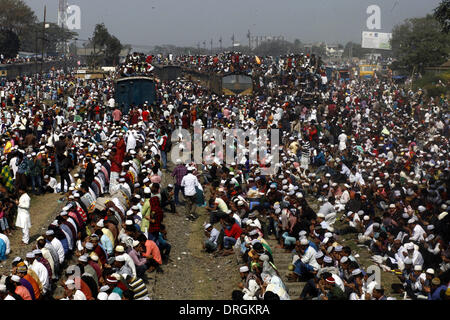 Dhaka, Bangladesch. 26. Januar 2014. Bangladeshi muslimischen Gläubigen besuchen die Akheri Munajat Abschluss Gebete am dritten Tag der Biswa Ijtema, die zweitgrößte muslimische Gemeinde nach der Hadsch in Tongi mit mehr als 2 Millionen Muslime aus Bangladesch und im Ausland. Die Biswa Ijtema der weltweit zweitgrößte religiöse Versammlung der Muslime mit dem Gebet des Akheri Munajat am Ufer des Flusses Turag abgeschlos- Die Veranstaltung konzentriert sich auf Gebete und Meditation und erlaubt keine politische Diskussion.  Tausende von Muslimen trat das Gebet an die Biswa Ijtema Gelände und Umgebung. Stockfoto