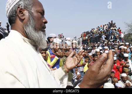 Dhaka, Bangladesch. 26. Januar 2014. Bangladeshi muslimischen Gläubigen besuchen die Akheri Munajat Abschluss Gebete am dritten Tag der Biswa Ijtema, die zweitgrößte muslimische Gemeinde nach der Hadsch in Tongi mit mehr als 2 Millionen Muslime aus Bangladesch und im Ausland. Die Biswa Ijtema der weltweit zweitgrößte religiöse Versammlung der Muslime mit dem Gebet des Akheri Munajat am Ufer des Flusses Turag abgeschlos- Die Veranstaltung konzentriert sich auf Gebete und Meditation und erlaubt keine politische Diskussion.  Tausende von Muslimen trat das Gebet an die Biswa Ijtema Gelände und Umgebung. Stockfoto