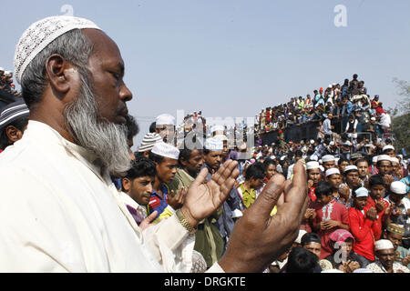Dhaka, Bangladesch. 26. Januar 2014. Bangladeshi muslimischen Gläubigen besuchen die Akheri Munajat Abschluss Gebete am dritten Tag der Biswa Ijtema, die zweitgrößte muslimische Gemeinde nach der Hadsch in Tongi mit mehr als 2 Millionen Muslime aus Bangladesch und im Ausland. Die Biswa Ijtema der weltweit zweitgrößte religiöse Versammlung der Muslime mit dem Gebet des Akheri Munajat am Ufer des Flusses Turag abgeschlos- Die Veranstaltung konzentriert sich auf Gebete und Meditation und erlaubt keine politische Diskussion.  Tausende von Muslimen trat das Gebet an die Biswa Ijtema Gelände und Umgebung. Stockfoto