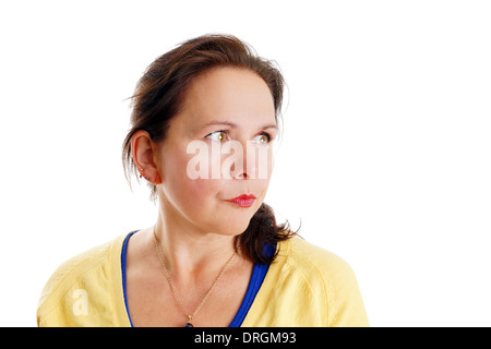 Frau, die wegsehen, aufgeregt zu denken, auf weiß Stockfoto