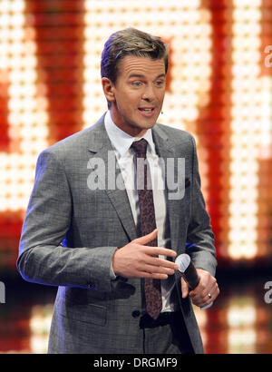 Karlsruhe, Deutschland. 25. Januar 2014. Moderator Markus Lanz beherbergt die Germen TV-Spielshow "Wetten, dass..?" (lit.) möchte darauf wetten, dass.?) im deutschen öffentlich-rechtlichen Fernsehen ZDF in Karlsruhe, Deutschland, 25. Januar 2014. Foto: Uli Deck/Dpa/Alamy Live News Stockfoto