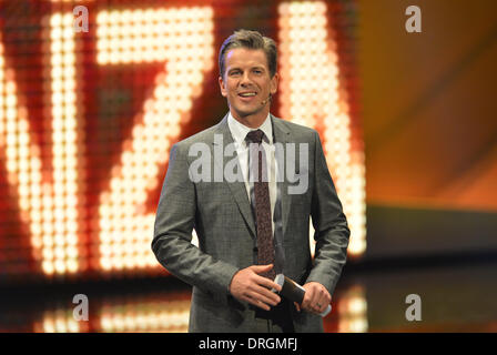 Karlsruhe, Deutschland. 25. Januar 2014. Moderator Markus Lanz beherbergt die Germen TV-Spielshow "Wetten, dass..?" (lit.) möchte darauf wetten, dass.?) im deutschen öffentlich-rechtlichen Fernsehen ZDF in Karlsruhe, Deutschland, 25. Januar 2014. Foto: Uli Deck/Dpa/Alamy Live News Stockfoto