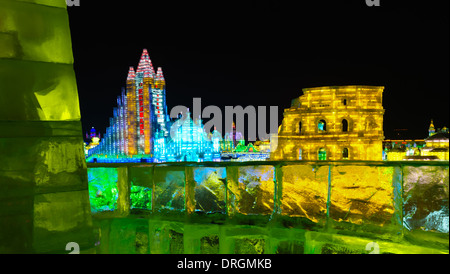 Die 30. Harbin internationale Eis- und Schneeskulpturen-Festival im Jahr 2014. China. Hallgrimskirkja Kirche-Island und Kolosseum-Rom Stockfoto