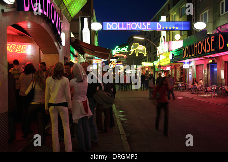 Leuchtreklamen an Grosse Freiheit, Rotlichtviertel Reeperbahn, St. Pauli, Hamburg, Deutschland, Europa Stockfoto