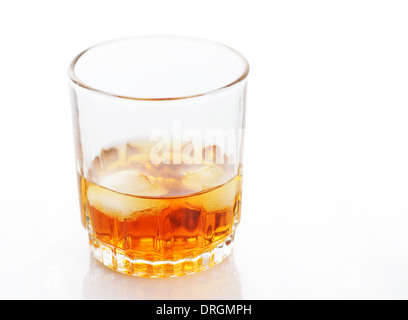 Amber Alkohol, trinken Sie ein Glas mit Eis auf weiß Stockfoto