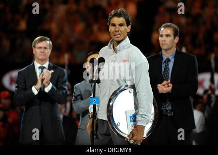 Melbourne, Australien. 26. Januar 2014. Australian Open Herren Einzel Finale. Rafael Nadal (ESP) gegen Stanislas Wawrinka (SUI). Rafael Nadal aus Spanien erhält die Trophäe Vizemeister im Herren-Einzel-Finale am 14. Tag der Australian Open aus Melbourne Park. Wawrinka gewann seinen erste Grand-Slam-Titel gegen Nadal mit einem Score von 6-3 6-2 6-3 3-6. Bildnachweis: Aktion Plus Sport/Alamy Live-Nachrichten Stockfoto