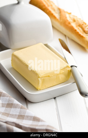 Würfel Butter mit Brot auf weißer Holztisch Stockfoto