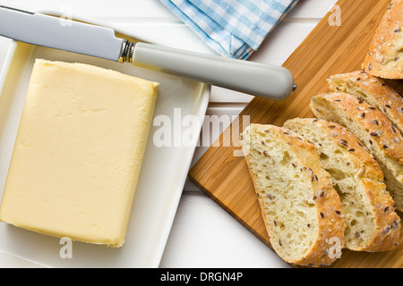 Draufsicht der Würfel Butter mit Brot in Scheiben geschnitten Stockfoto