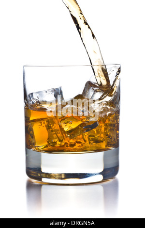 Whisky Glas auf weißem Hintergrund in Gießen Stockfoto