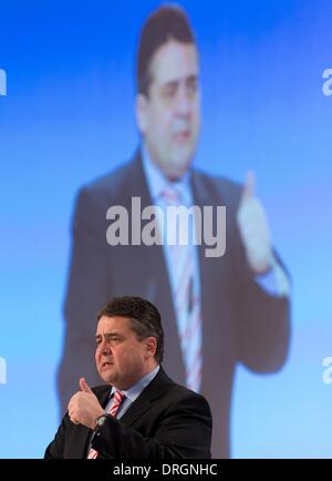 Berlin, Deutschland. 26. Januar 2014. Der Vorsitzende der SPD, Sigmar Gabriel, hält eine Rede bei einem Treffen der SPD Partei executive Committee in Berlin, Deutschland, 26. Januar 2014. Die Versammlung befasste sich mit der bevorstehenden außerordentlichen allgemeine Parteitag der SPD und der Konferenz der Europäischen Delegierten der SPD. Foto: Soeren Stache/Dpa/Alamy Live News Stockfoto