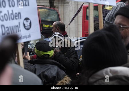 London, UK. 26. Januar 2014. Ungarischen rechtsextremen Führer Gabor Vona versucht, eine Kundgebung in Holborn Station in London zu halten aber wurde nicht in der Lage, den Bahnhof wegen großen Menge der anti - faschistischen Demonstranten Credit verlassen: Rachel Megawhat/Alamy Live News Stockfoto