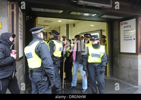 London, UK. 26. Januar 2014. Ungarischen rechtsextremen Führer Gabor Vona versucht, eine Kundgebung in Holborn Station in London zu halten aber wurde nicht in der Lage, den Bahnhof wegen großen Menge der anti - faschistischen Demonstranten Credit verlassen: Rachel Megawhat/Alamy Live News Stockfoto