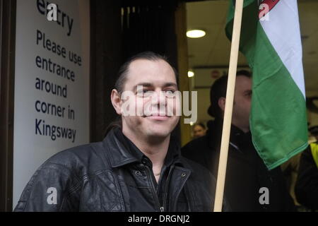 London, UK. 26. Januar 2014. Ungarischen rechtsextremen Führer Gabor Vona versucht, eine Kundgebung in Holborn Station in London zu halten aber wurde nicht in der Lage, den Bahnhof wegen großen Menge der anti - faschistischen Demonstranten Credit verlassen: Rachel Megawhat/Alamy Live News Stockfoto