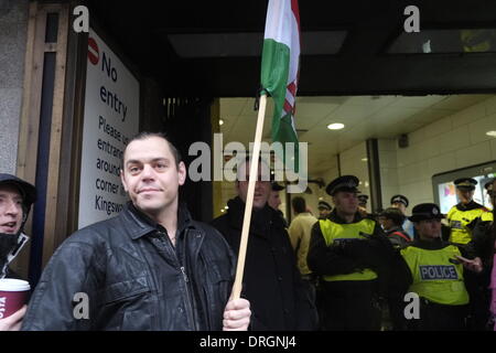 London, UK. 26. Januar 2014. Ungarischen rechtsextremen Führer Gabor Vona versucht, eine Kundgebung in Holborn Station in London zu halten aber wurde nicht in der Lage, den Bahnhof wegen großen Menge der anti - faschistischen Demonstranten Credit verlassen: Rachel Megawhat/Alamy Live News Stockfoto