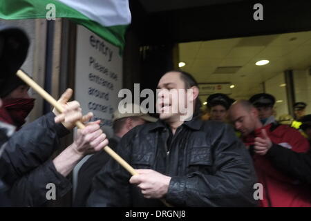 London, UK. 26. Januar 2014. Ungarischen rechtsextremen Führer Gabor Vona versucht, eine Kundgebung in Holborn Station in London zu halten aber wurde nicht in der Lage, den Bahnhof wegen großen Menge der anti - faschistischen Demonstranten Credit verlassen: Rachel Megawhat/Alamy Live News Stockfoto