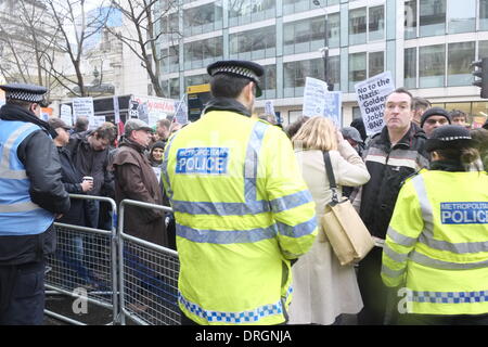 London, UK. 26. Januar 2014. Ungarischen rechtsextremen Führer Gabor Vona versucht, eine Kundgebung in Holborn Station in London zu halten aber wurde nicht in der Lage, den Bahnhof wegen großen Menge der anti - faschistischen Demonstranten Credit verlassen: Rachel Megawhat/Alamy Live News Stockfoto