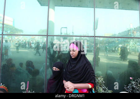 Dhaka, Bangladesch. 26. Januar 2014. 26. Januar 2014 - Dhaka, Bangladesh-A aus Bangladesch muslimische Frauen beteiligt sich an Akheri Munajat oder letzten Gebete, zum Abschluss der Biswa Ijtema oder Welt muslimischen Gemeinde in Tongi, rund 30 Kilometer nördlich von Dhaka 26. Januar 2014. Muslime trat ein Gebet an den Ufern eines Flusses in Bangladesch als der weltweit zweitgrößte jährliche islamische Versammlung endete. © Monirul Alam Credit: Monirul Alam/ZUMAPRESS.com/Alamy Live-Nachrichten Stockfoto