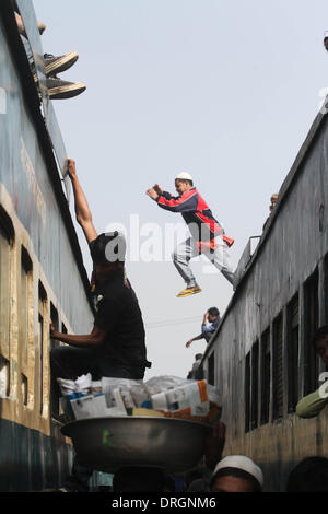 Dhaka, Bangladesch. 26. Januar 2014. 26. Januar 2014 - trat Dhaka, Bangladesh-A aus Bangladesch muslimischen Anhänger von einem Zug zum anderen springt, als Anhänger warten, bis der Biswa Ijtema Welt muslimischen Gemeinde in Tongi, 30 km nördlich von Dhaka am 26. Januar, 2014.Muslims beitreten oder ein Gebet an den Ufern eines Flusses in Bangladesch als weltweit zweitgrößten jährlichen Islam. © Monirul Alam Credit: Monirul Alam/ZUMAPRESS.com/Alamy Live-Nachrichten Stockfoto