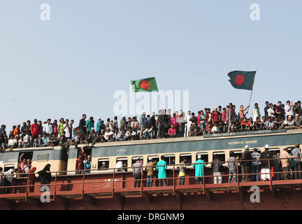 Dhaka, Bangladesch. 26. Januar 2014. 26. Januar 2014 - ankommen Bangladesch Dhaka, Bangladesch - Muslime in einem überfüllten Zug, Biswa Ijtema oder Welt muslimischen Gemeinde in Tongi, etwa 30 km nördlich von Dhaka am 26. Januar 2014 zu besuchen. Muslime trat im Gebet an den Ufern eines Flusses in Bangladesch als der weltweit zweitgrößte jährliche islamische Versammlung endete. © Monirul Alam Credit: Monirul Alam/ZUMAPRESS.com/Alamy Live-Nachrichten Stockfoto
