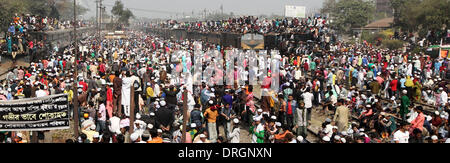 Dhaka, Bangladesch. 26. Januar 2014. 26. Januar 2014 - ankommen Bangladesch Dhaka, Bangladesch - Muslime in einem überfüllten Zug, Biswa Ijtema oder Welt muslimischen Gemeinde in Tongi, etwa 30 km nördlich von Dhaka am 26. Januar 2014 zu besuchen. Muslime trat im Gebet an den Ufern eines Flusses in Bangladesch als der weltweit zweitgrößte jährliche islamische Versammlung endete. © Monirul Alam Credit: Monirul Alam/ZUMAPRESS.com/Alamy Live-Nachrichten Stockfoto