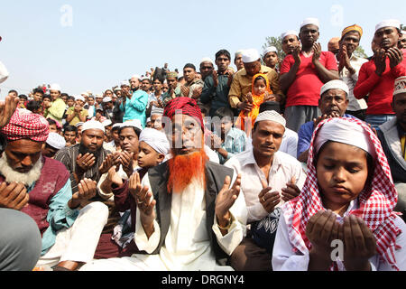 Dhaka, Bangladesch. 26. Januar 2014. 26. Januar 2014 - Dhaka, beteiligt sich an Bangladesh-A aus Bangladesch muslimischen Akheri Munajat oder letzten Gebete, zum Abschluss der Biswa Ijtema oder Welt muslimischen Gemeinde in Tongi, rund 30 Kilometer nördlich von Dhaka 26. Januar 2014. Muslime trat ein Gebet an den Ufern eines Flusses in Bangladesch als der weltweit zweitgrößte jährliche islamische Versammlung endete. © Monirul Alam Credit: Monirul Alam/ZUMAPRESS.com/Alamy Live-Nachrichten Stockfoto