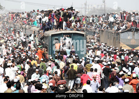 Dhaka, Bangladesch. 26. Januar 2014. 26. Januar 2014 - ankommen Bangladesch Dhaka, Bangladesch - Muslime in einem überfüllten Zug, Biswa Ijtema oder Welt muslimischen Gemeinde in Tongi, etwa 30 km nördlich von Dhaka am 26. Januar 2014 zu besuchen. Muslime trat im Gebet an den Ufern eines Flusses in Bangladesch als der weltweit zweitgrößte jährliche islamische Versammlung endete. © Monirul Alam Credit: Monirul Alam/ZUMAPRESS.com/Alamy Live-Nachrichten Stockfoto