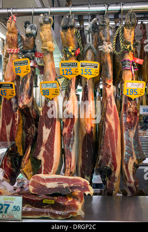 Iberischer Schinken oder Jamon Iberico in La Boqueria-Markt in Barcelona, Spanien Stockfoto