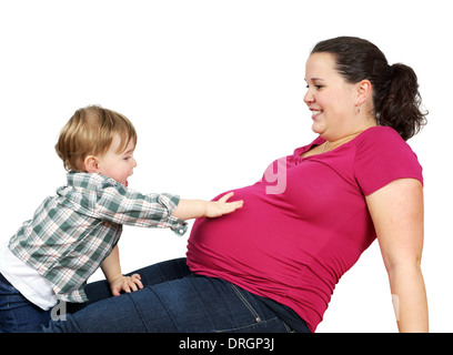 Niedliche kleine Blondschopf seine schwangere Mutter Bauch zu berühren Stockfoto