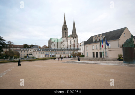 Châtelet mit Conceil Général und die Kathedrale von Chatres im Hintergrund statt Stockfoto