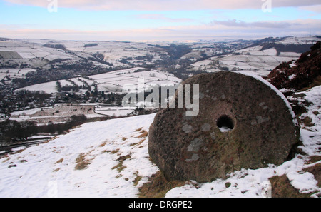 Schneefall über verlassenen Mühlstein am Curbar Rand mit Blick über das Tal von Derwent auf Calver, Peak District NP Derbyshire UK Stockfoto